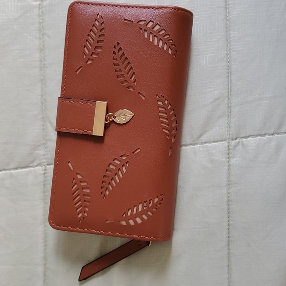 NEW! Leaf motif wallet - Picture 2 of 9